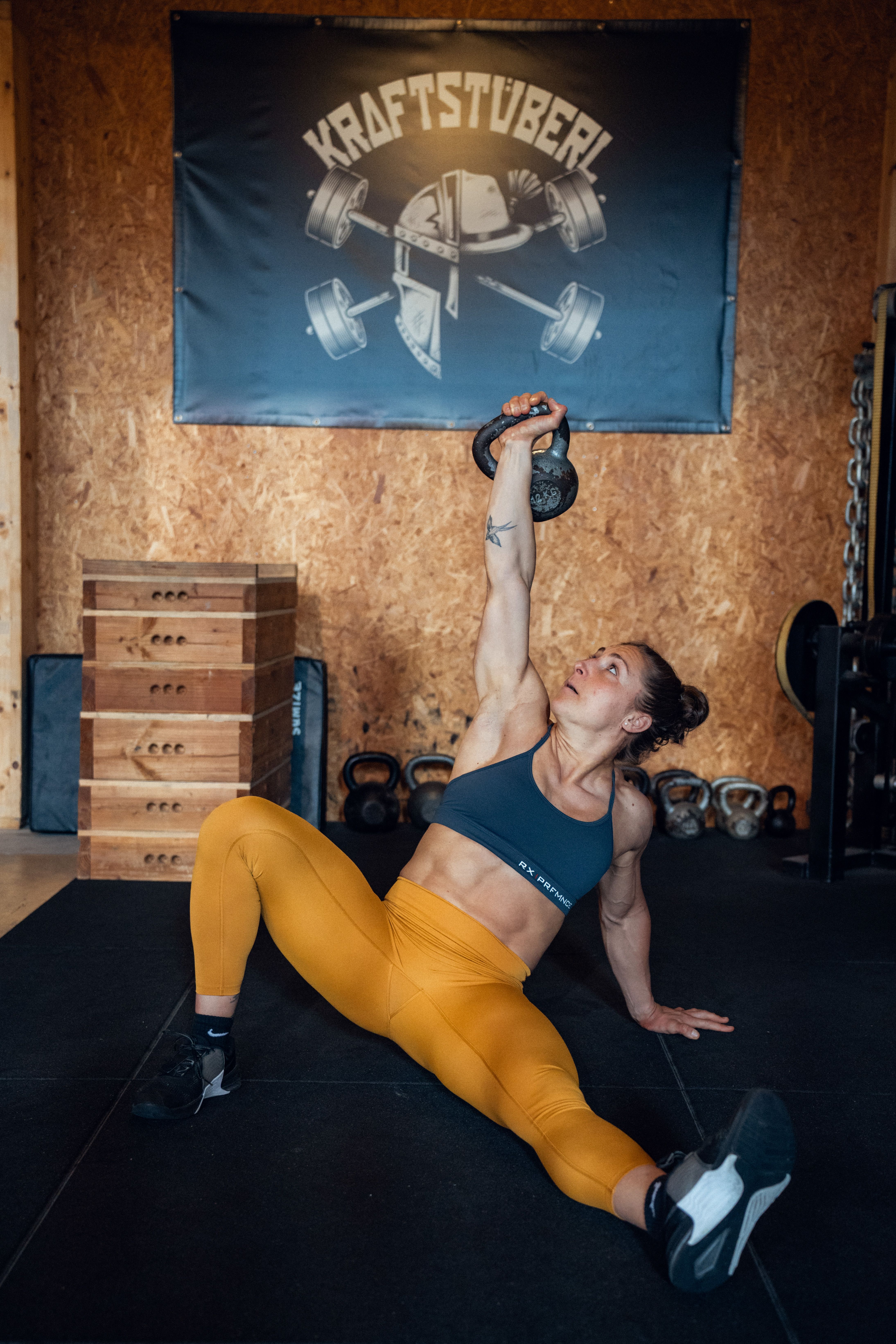 Franzi Höger stemmt im Kraftstüberl eine Kettlebell über den Kopf